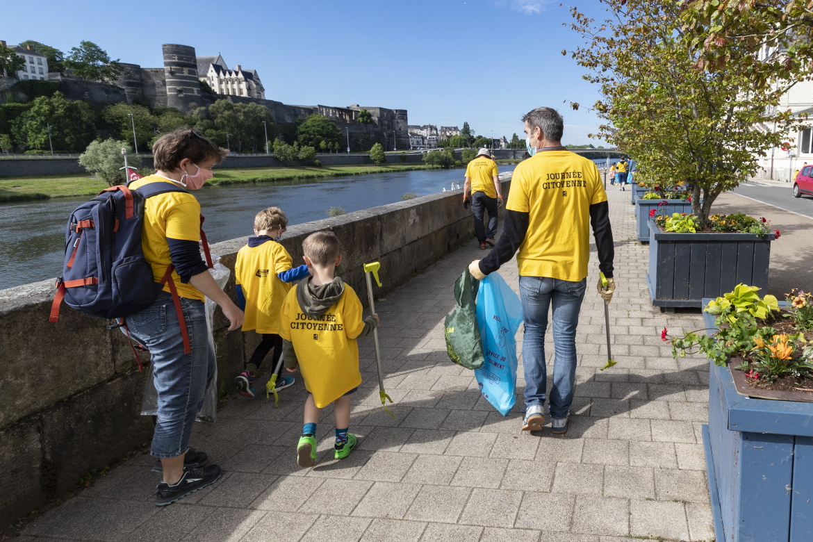 Photo de ramassage des d&eacute;chets sur les rives de la Maine