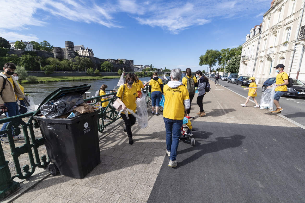 Photo de ramassage des d&eacute;chets sur les rives de la Maine