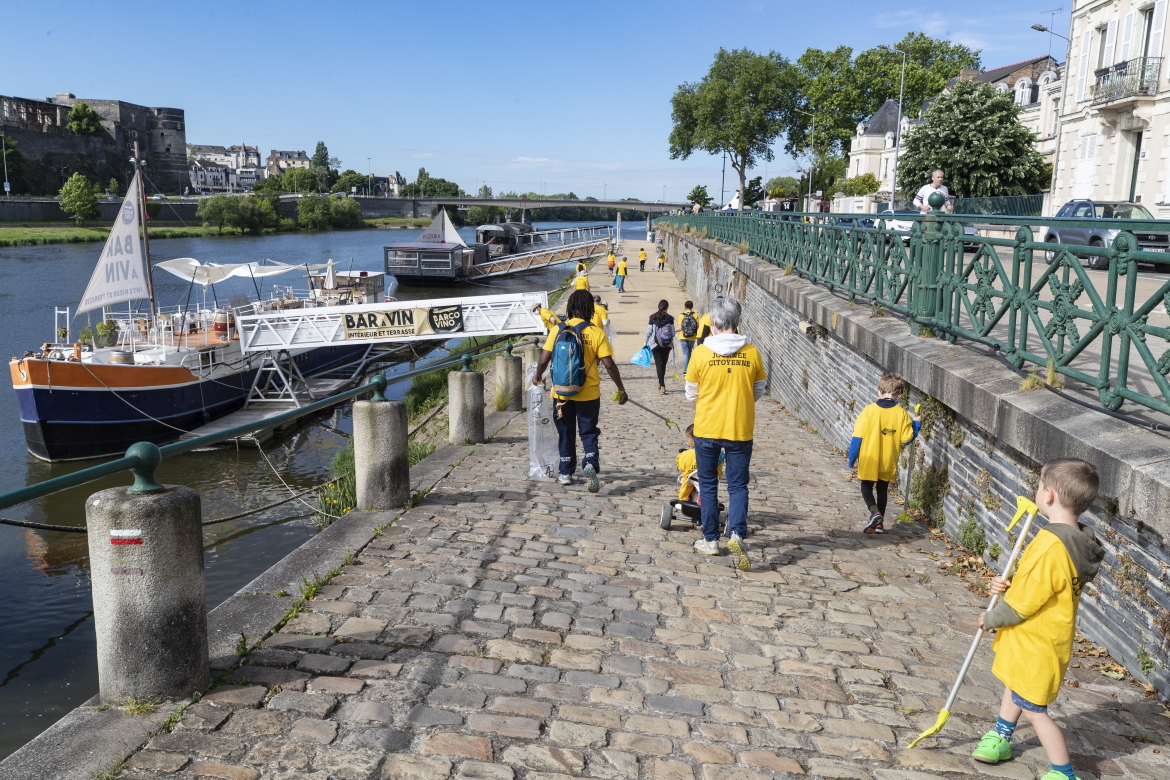 Photo de ramassage des d&eacute;chets sur les rives de la Maine