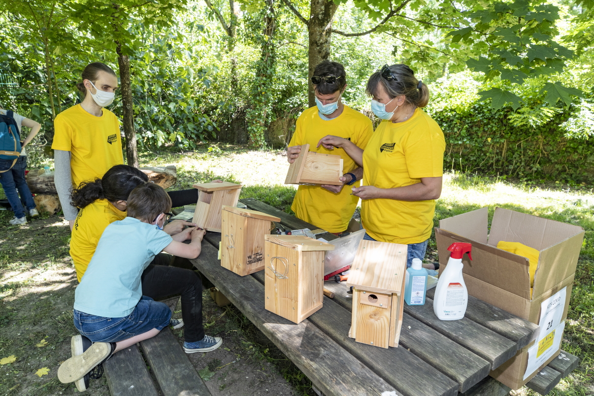 Photo de la réalisation de nichoirs à oiseaux pour les parcs de la ville.