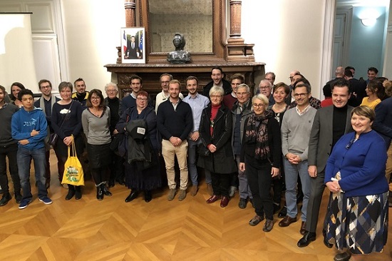 Photo des laur&eacute;ats, aux c&ocirc;t&eacute;s du maire d&#039;Angers et de Michelle Moreau, premi&egrave;re adjointe et d&eacute;l&eacute;gu&eacute;e &agrave; la Citoyennet&eacute;. 