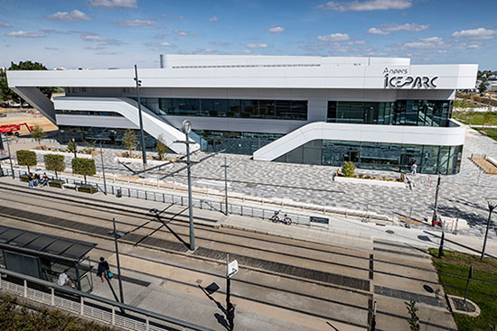 Face au multiplexe, Angers Iceparc bénéficie de la proximité immédiate du tramway.