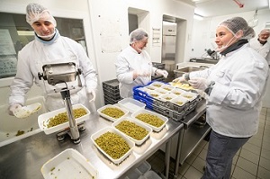 Photo de pr&eacute;paration de repas &agrave; la cuisine centrale Gaston-Birg&eacute;.