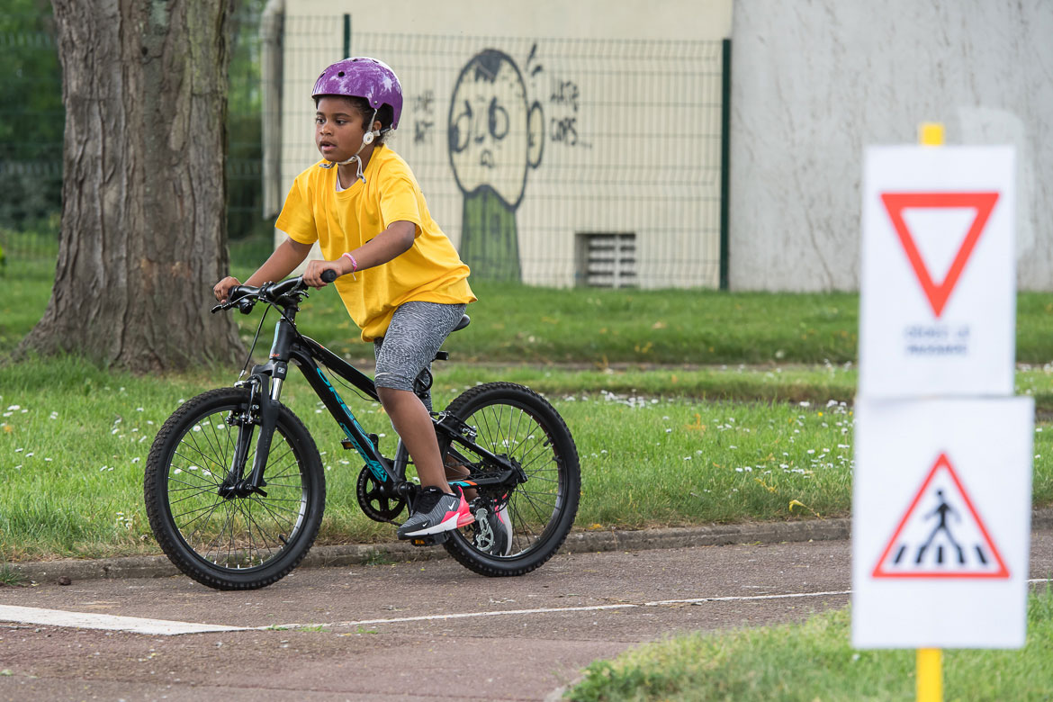 Apprentissage de la conduite à vélo, sur la piste pédagogique de la Baumette.