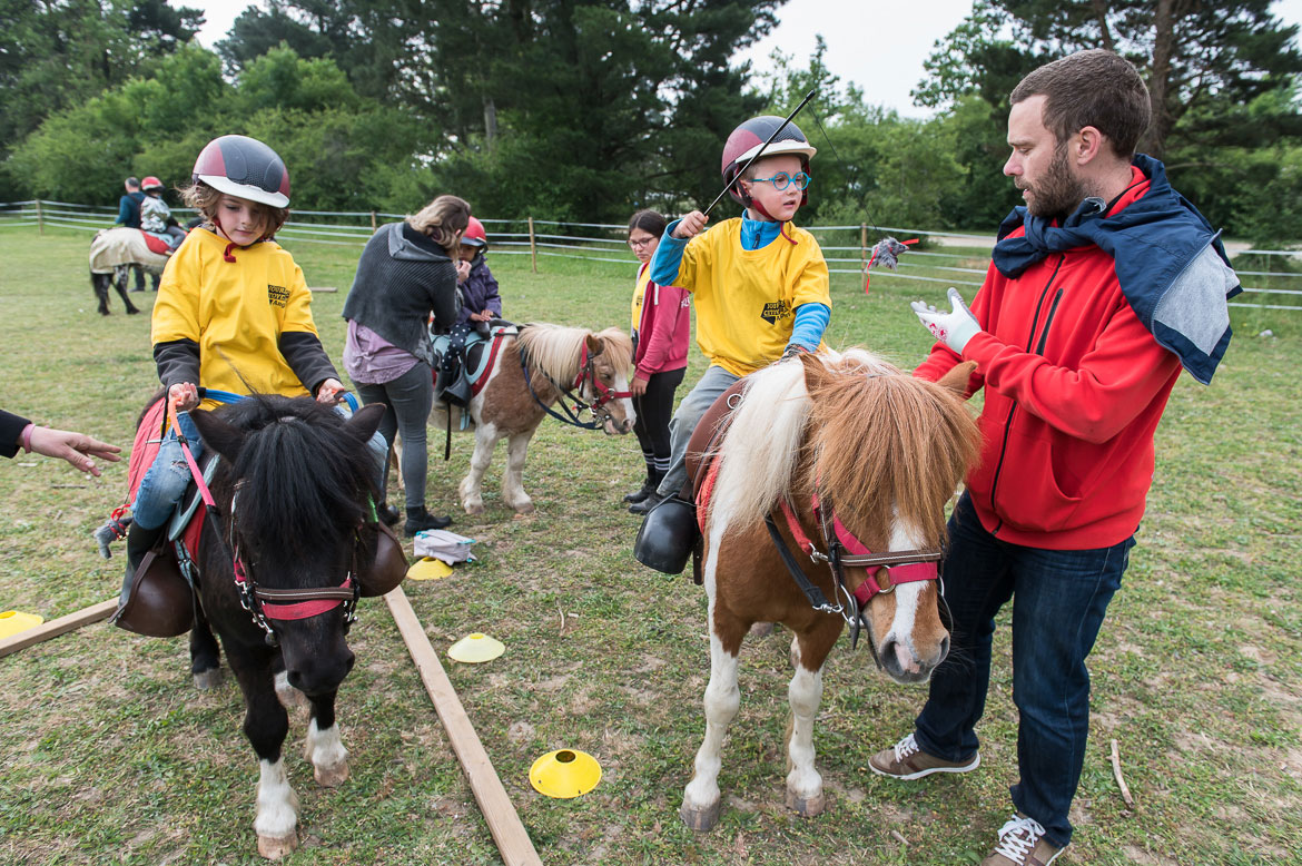 Ramassage de capsules &agrave; dos de poneys, au lac de Maine.