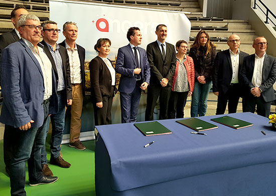 L'ensemble des signataire de la convention aux côtés de la Ville d'Angers et de la FFB: la ligue de basketball des Pays de la Loire (Jean-Michel Dupont), le comité de basketball du Maine-et-Loire (Philippe Nicolas), l'Athlétic Club Belle-Beille Basket