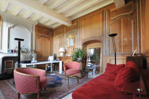 Vue du salon lambrissé du rez-de-chaussée.