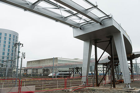 La nouvelle passerelle qui reliera la gare &agrave; la place Giffard Langevin ainsi que les deux versants du quartier d&rsquo;affaires Cours Saint Laud sera termin&eacute;e comme annonc&eacute; &agrave; la fin de l&rsquo;ann&eacute;e. 