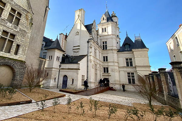 Vue l'extérieur du musée Pincé, depuis la rue Lenepveu