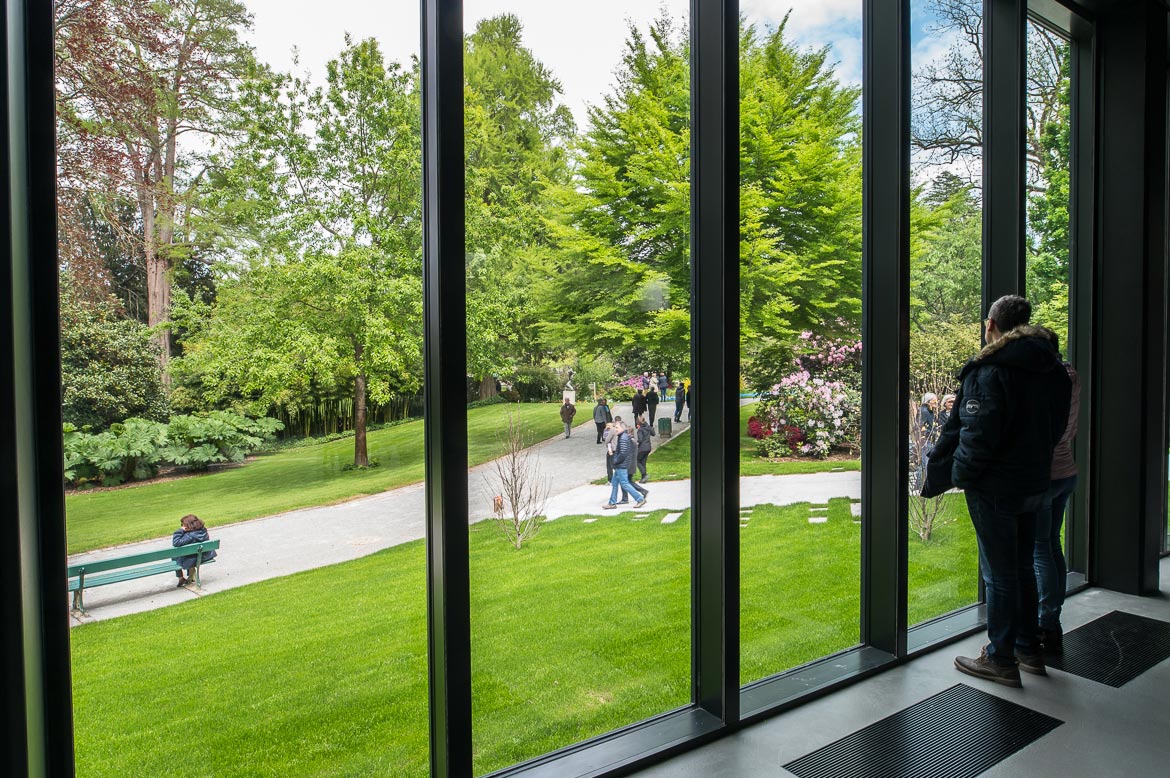 Une avancée vers l'arrière du centre amène une ouverture valorisée sur le jardin des plantes.