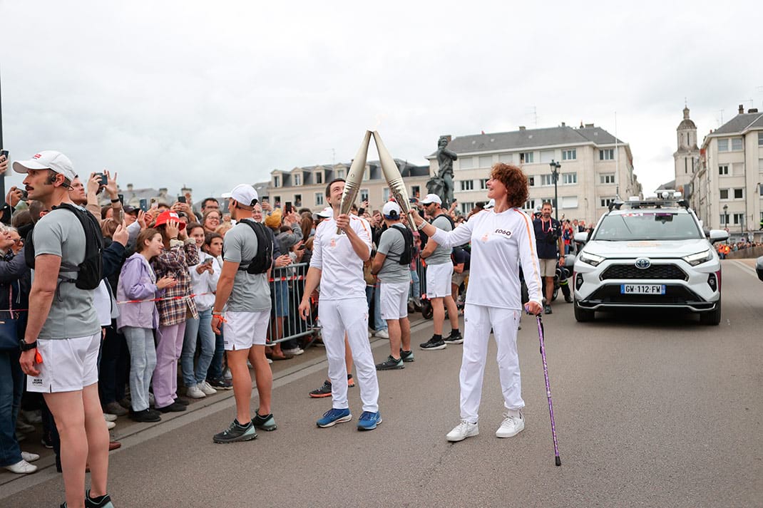 Photo du relais de la Flamme olympique à Angers.