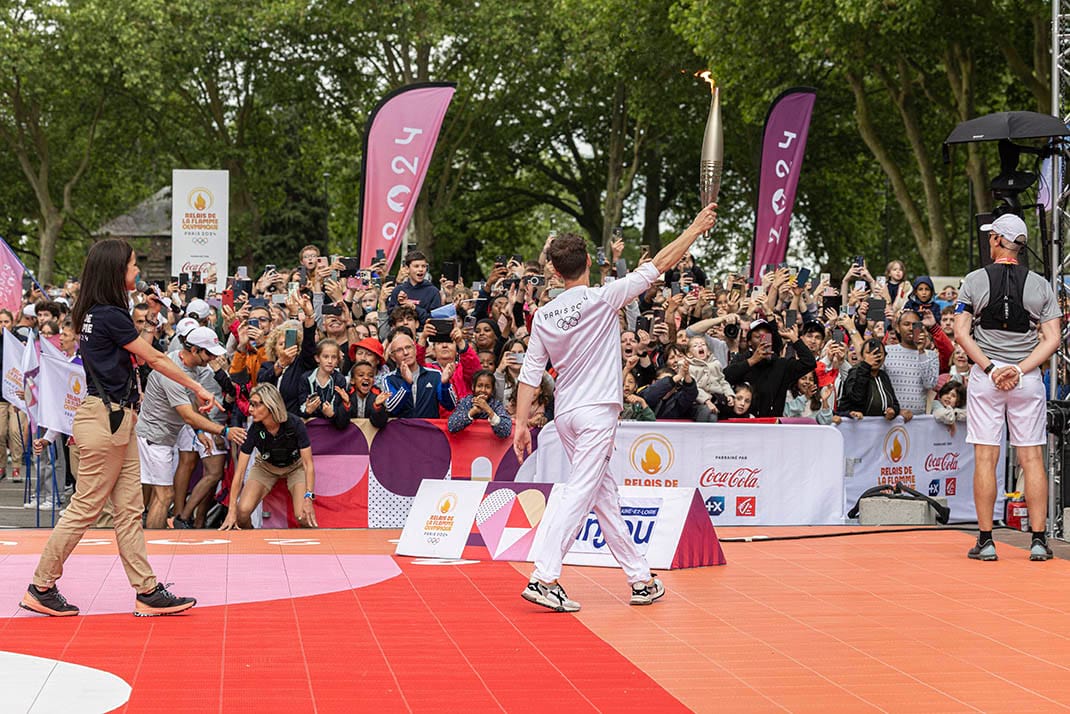 Photo du relais de la Flamme olympique à Angers.