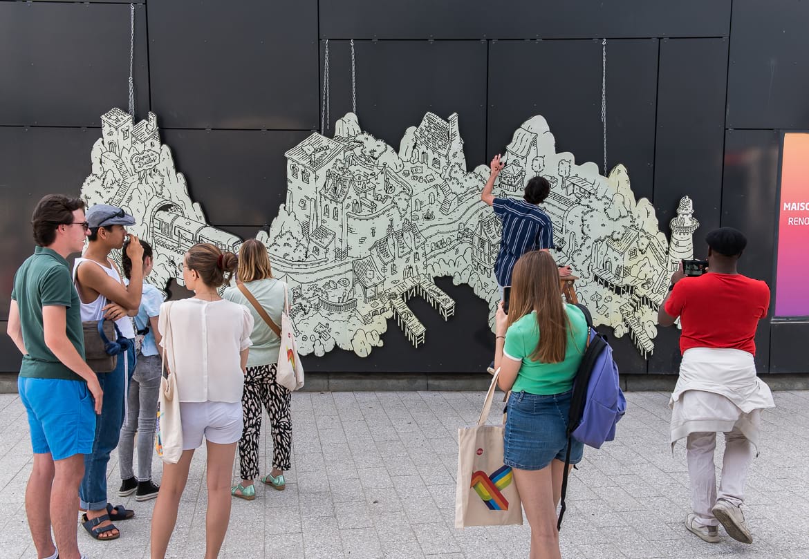 photo des artistes réalisant une fresque