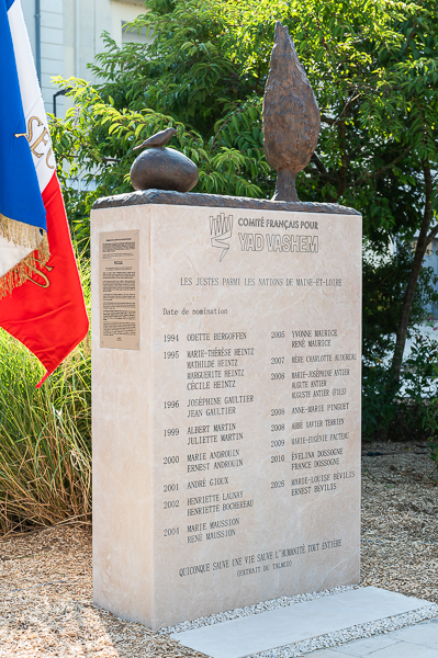 La st&egrave;le o&ugrave; figurent les 29 noms des Justes est surplomb&eacute;e par trois totems en bronze : une pierre, un oiseau et un arbre.