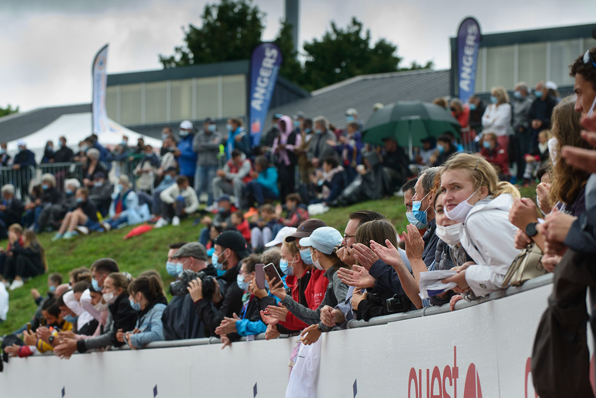 Photos des tribunes du stade du Lac de Maine.