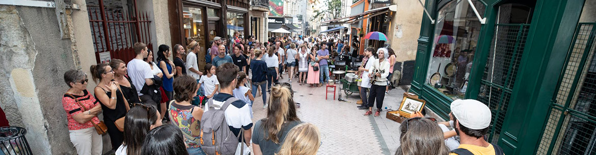Spectacle de rue dans le cadre du dispositif "Adopte un artiste".
