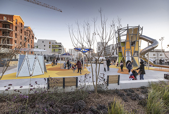 Photo de l'aire de jeu inclusive inaugurée dans les Hauts-de-Saint-Aubin à Angers, place de la Fraternité.