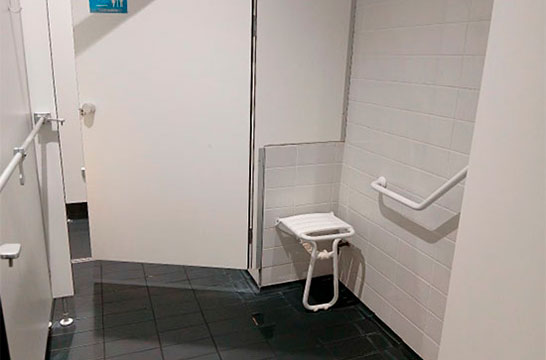 Vestiaire adapt&eacute; &agrave; la piscine AquaVita d'Angers.