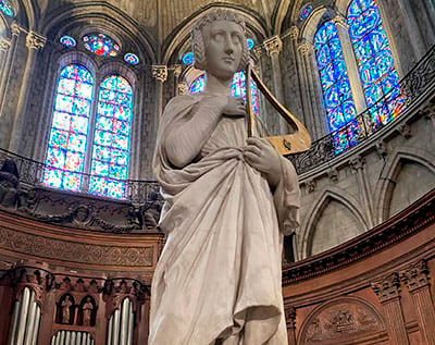 Photo de la statue de Sainte-C&eacute;cile r&eacute;alis&eacute;e par David d&#039;Angers, visible &agrave; la cath&eacute;drale d&#039;Angers.