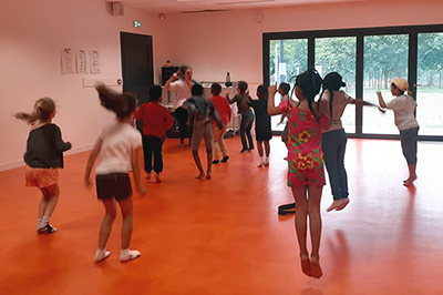 Des enfants dansent pour l&#039;atelier avec Sarah-Pellerin-Ott &agrave; l&#039;accueil de loisirs les Cabanes du Lac