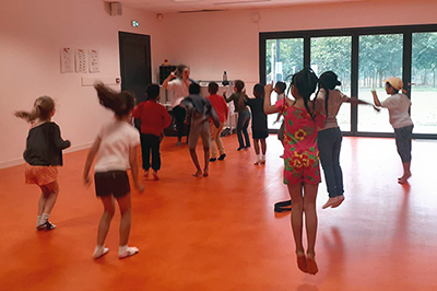 Des enfants dansent pour l'atelier avec Sarah-Pellerin-Ott à l'accueil de loisirs les Cabanes du Lac