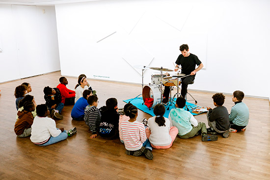 Atelier d'&eacute;ducation artistique aupr&egrave;s d'&eacute;coliers angevins.