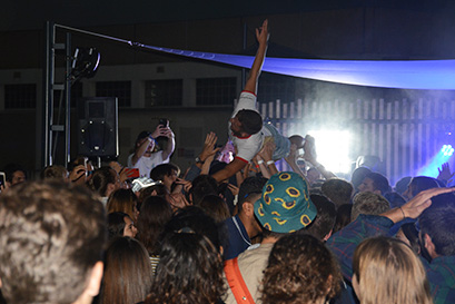 photo d&#039;une personne port&eacute;e par la foule lors du concert Studyvibes