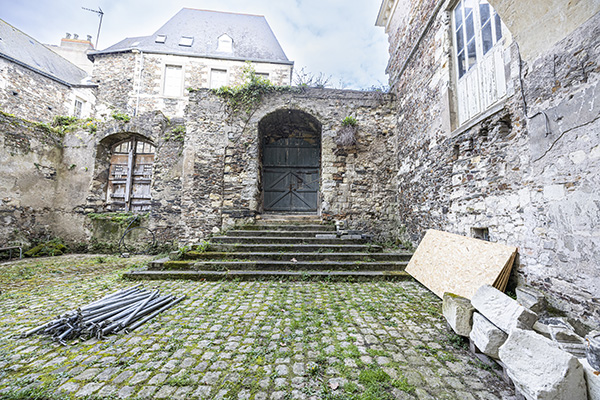 photo des deux portails en mauvais état, vus depuis la cour.