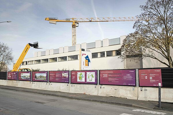 Panneaux de communication sur les palissades de chantier du gymnase 