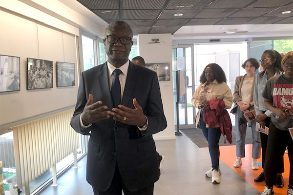 Le Dr Denis Mukwege &agrave; l&#039;inauguration de l&#039;exposition qui lui est consacr&eacute;e.