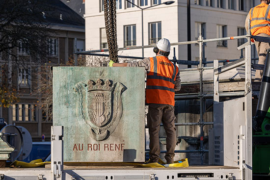 La dépose du socle de la statue du Roi René.