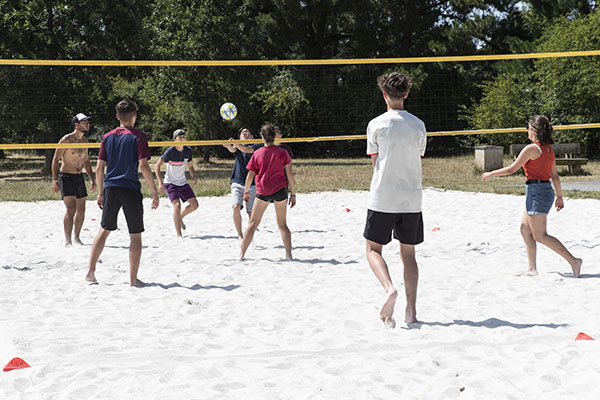 photo de jeunes jouant au beach volley