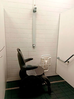 Douche avec barre d'appui &agrave; la piscine AquaVita d'Angers.