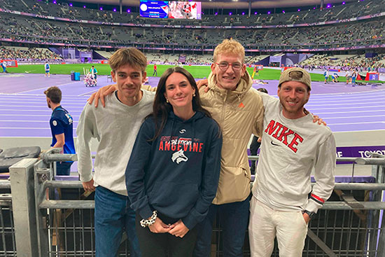 Jeunes Angevins aux épreuves de para-athlétisme.