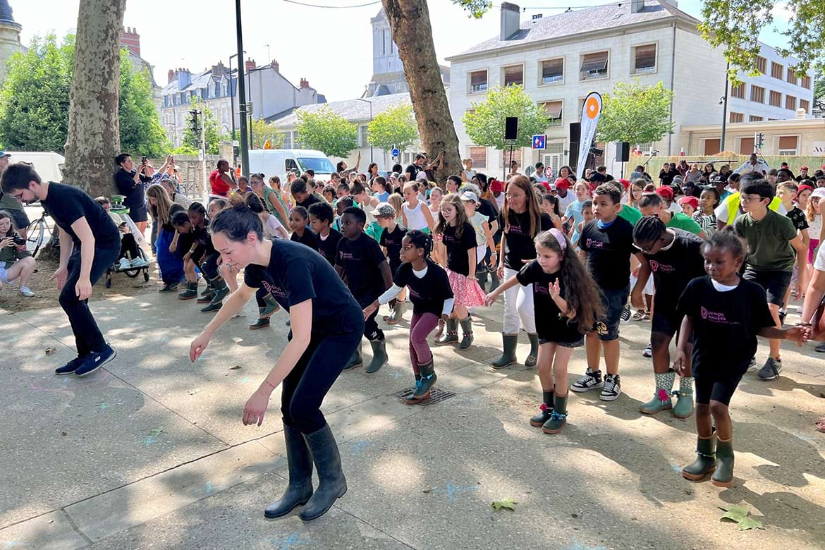 photo d'enfants qui dansent
