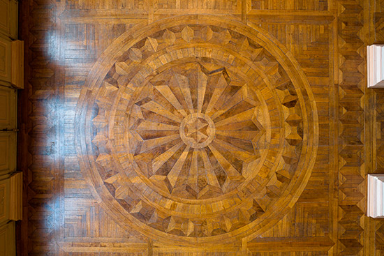 La rosace centrale du parque du foyer du Grand-Théâtre à Angers.