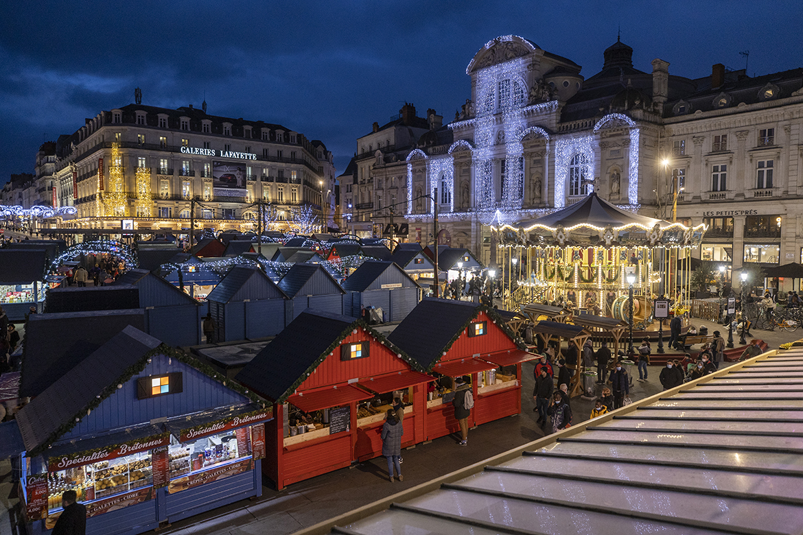 Photo du marché de Noël place du Ralliement à Angers.