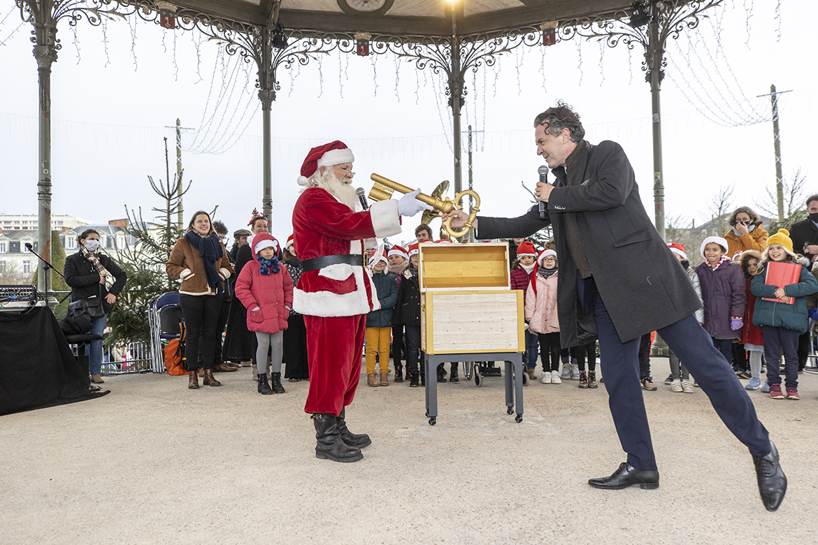 Photo de la remise des cl&eacute;s de la Ville au P&egrave;re No&euml;l, par le maire d&#039;Angers Christophe B&eacute;chu.