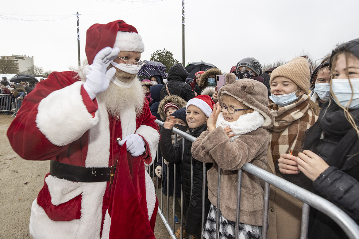 Photo du Père Noël accueilli par les enfants.