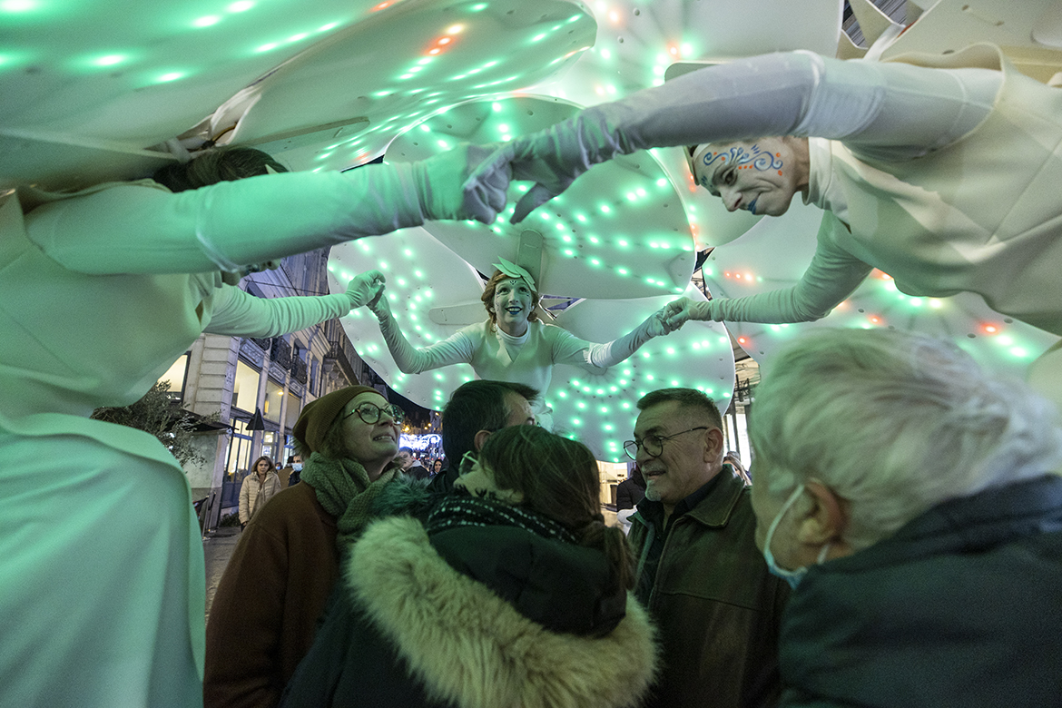 Photo de la déambulation des Nymphéas dans le centre-ville d'Angers.