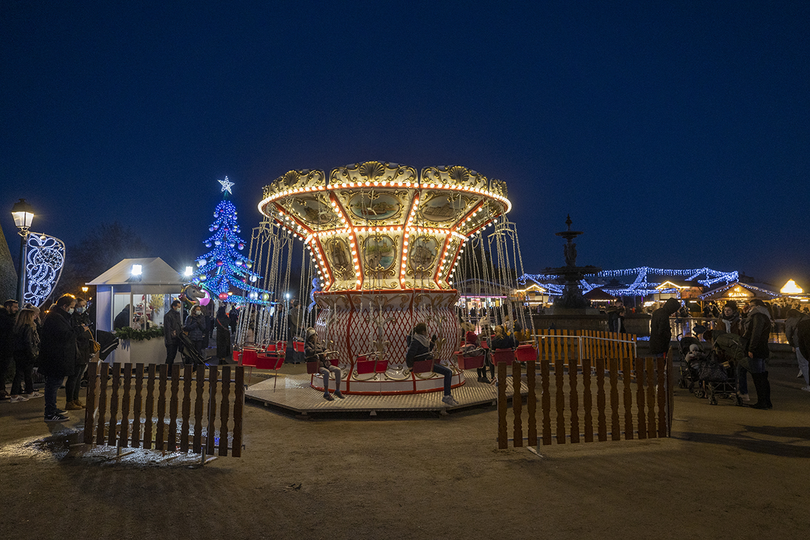 Photo de manèges sur le village de Santa Claus à Angers.