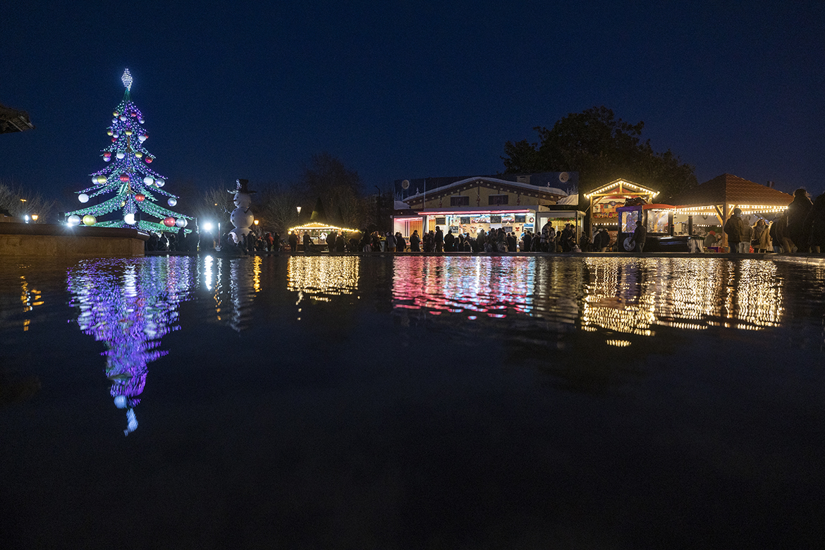 Photo du village de Santa Claus vu depuis la fontaine du Mail.