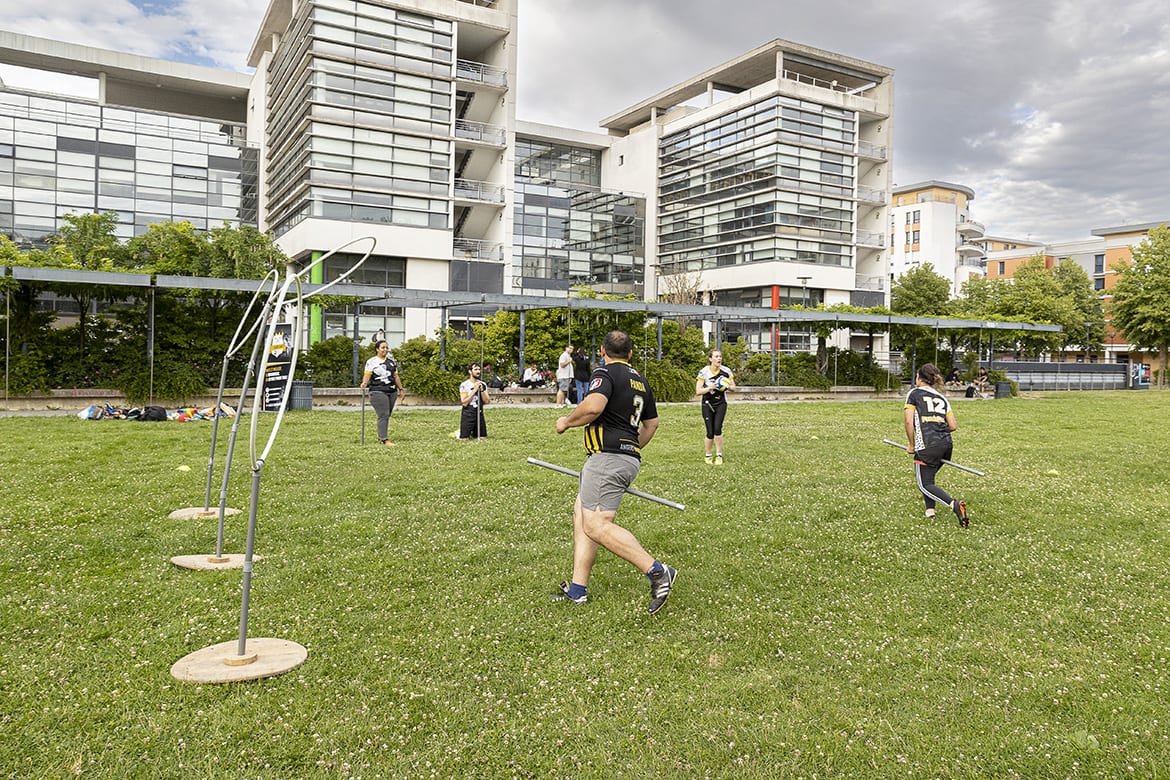 Photo des portes ouvertes du club de quidditch des Harfangs d'Angers.