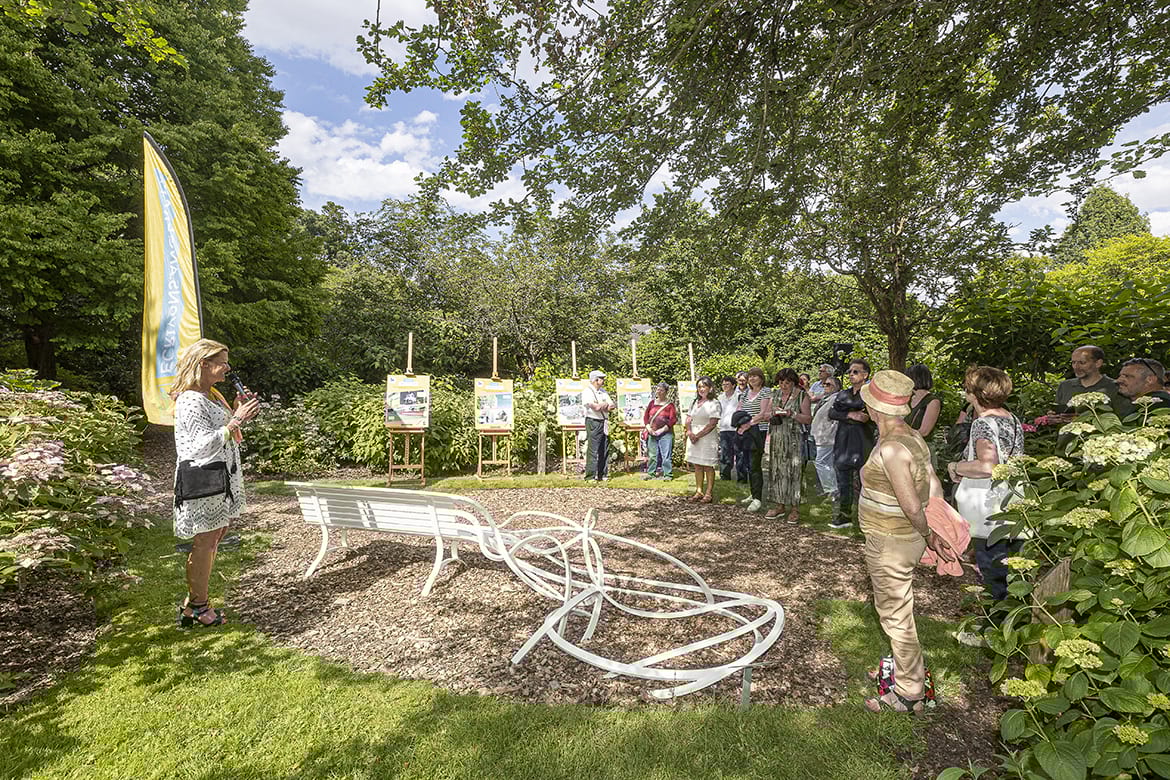 Photo de l'inauguration d'une oeuvre d'art contemporain au jardin de l'Arboretum.
