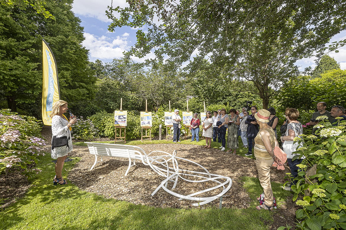 Photo de l&#039;inauguration d&#039;une oeuvre d&#039;art contemporain au jardin de l&#039;Arboretum.