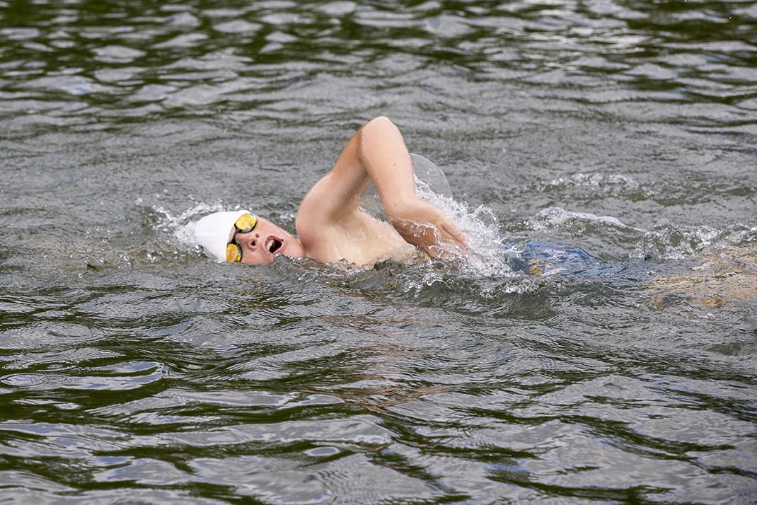Photo d'épreuve de nage en eau libre.