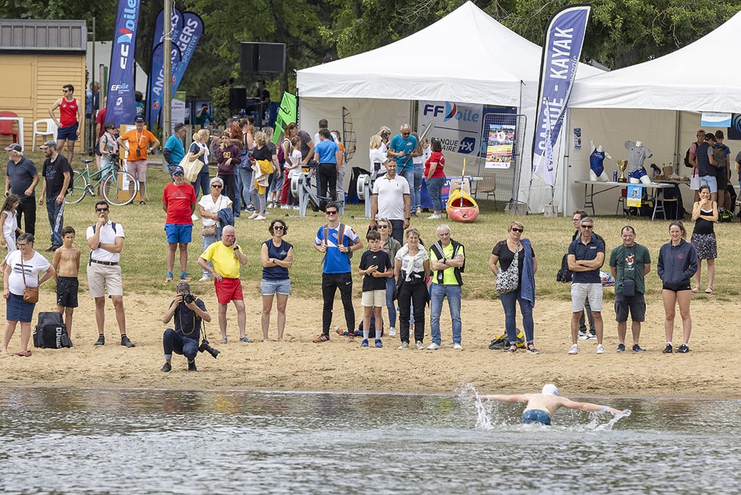 Photo d'épreuve de nage en eau libre.