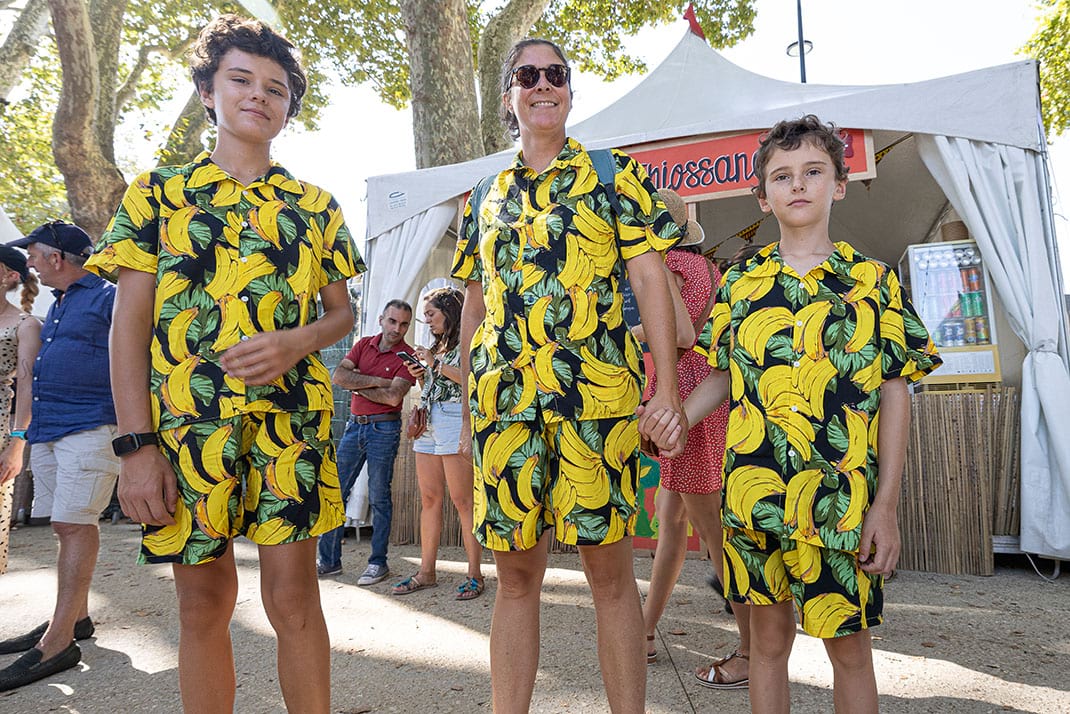 famille habill&eacute;e dans le dress code tropiques