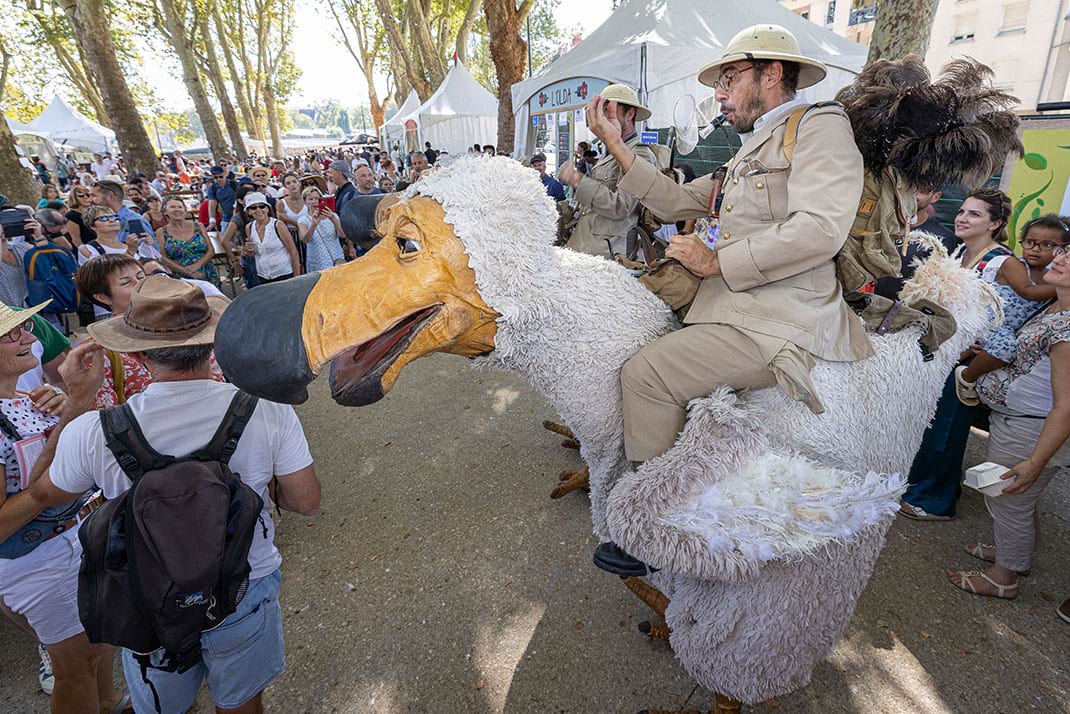 photo d&#039;artistes dans des marionnettes d&#039;oiseaux