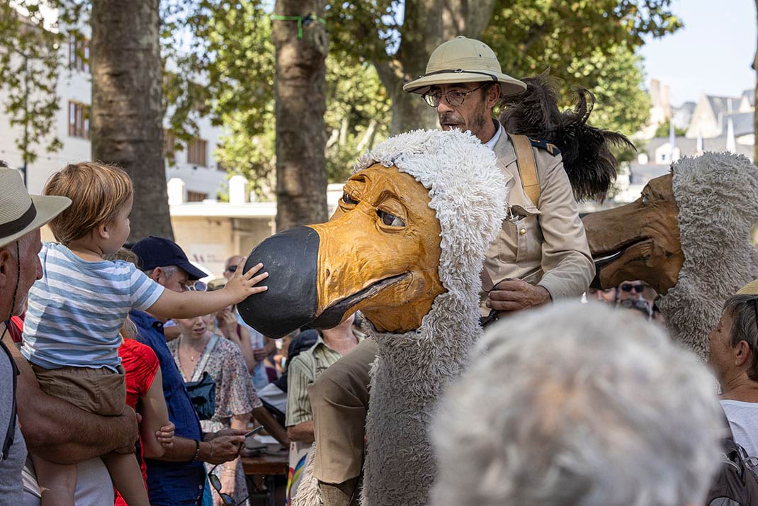 photo d&#039;artistes dans des marionnettes d&#039;oiseaux